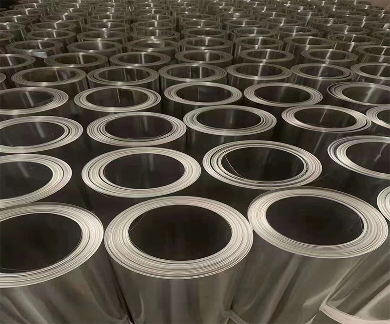 保溫鋁卷在潮濕環境下能夠有效防止水分滲透保護內部結構不受侵蝕